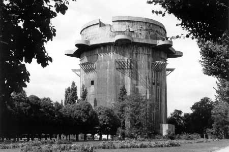 Flakturm im Wiener Augarten (September 2003)