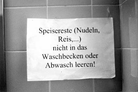 Aushang im Waschraum Gästehaus Pfleilgasse in Wien (September 2003)